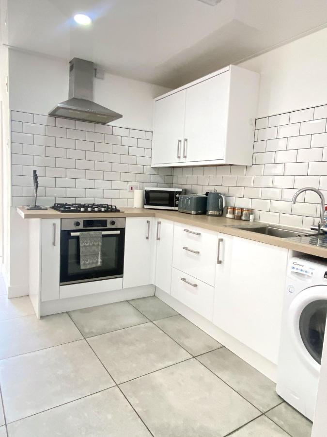 2 Bed Town Centre Nr Theatre Free Park Wi-Fi & Garden Leilighet Aylesbury  Eksteriør bilde